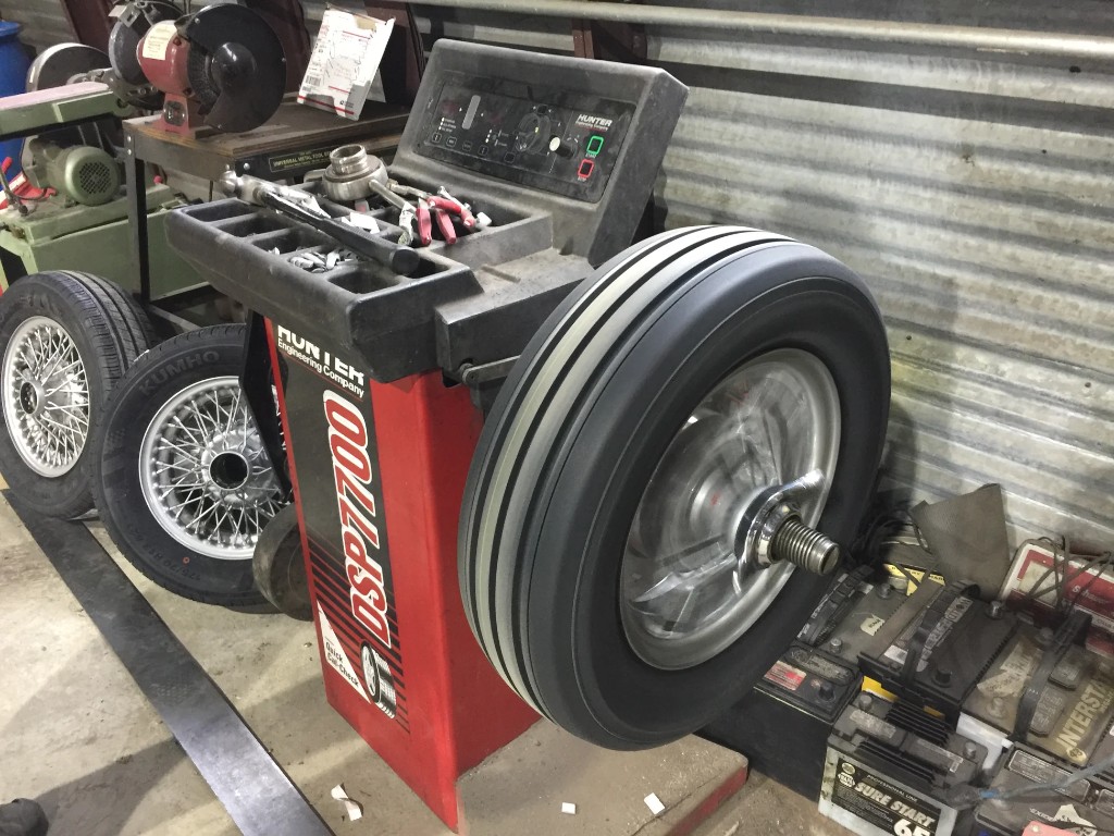 Full set mount and balance machine in use